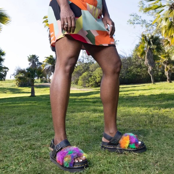 NWOT Dr. Martens Voss II Fluffy Faux Fur Strap Sandals - Picture 2 of 8